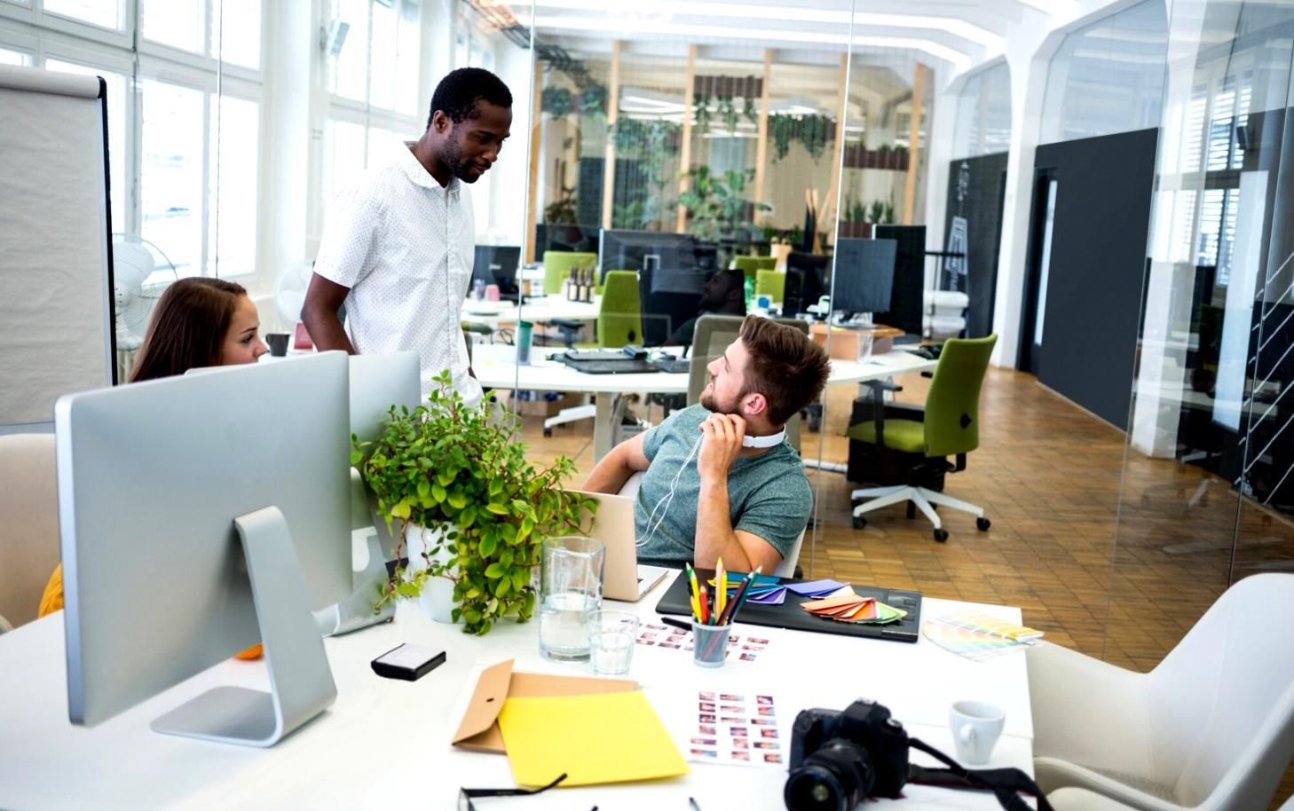 Intensive Arbeitsatmosphäre in modernen Büroräumen